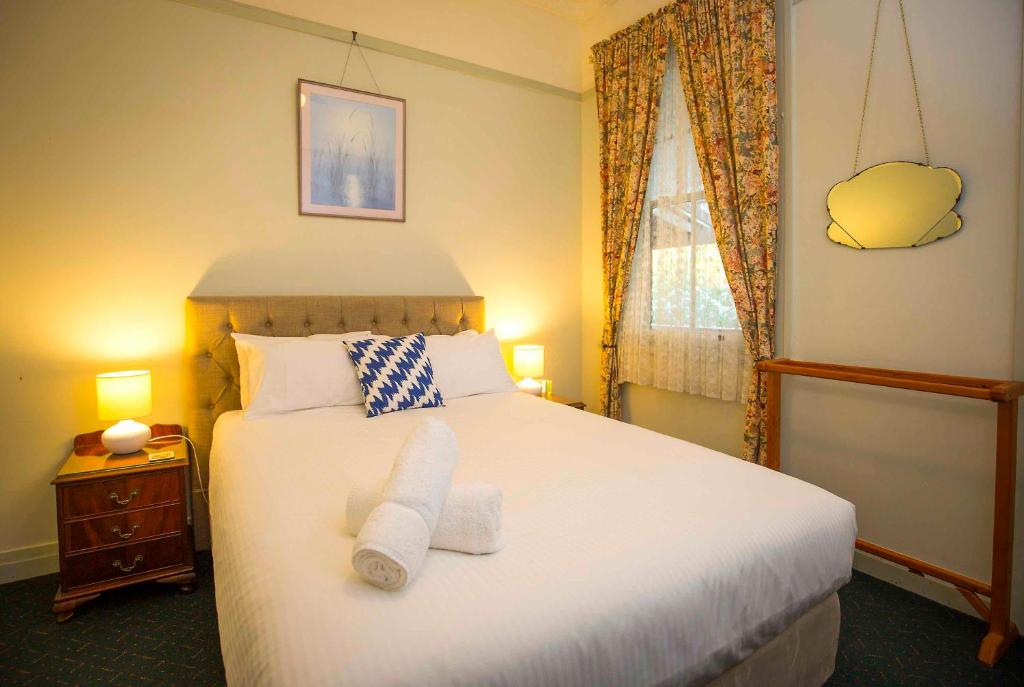 Queen room warm tones